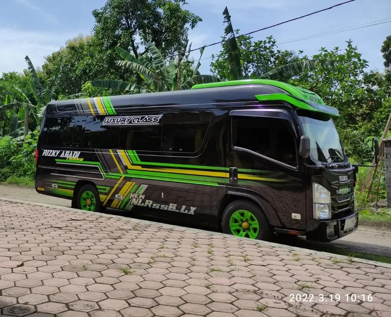 Armada Toyota HiAce Syifa Trans siap jalan