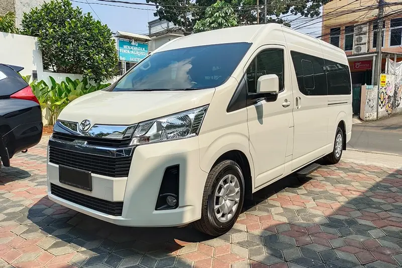 Kendaraan travel bersih dan siap berangkat